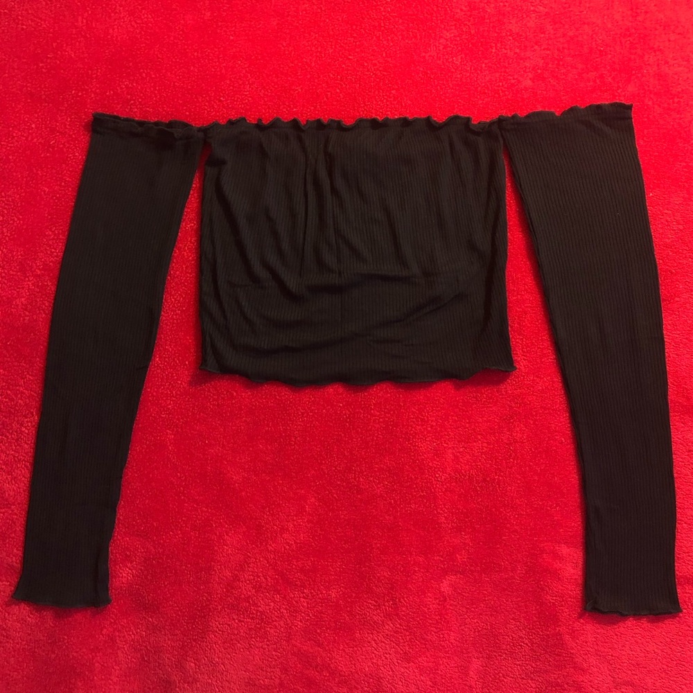 Off the shoulder long sleeves crop top.
